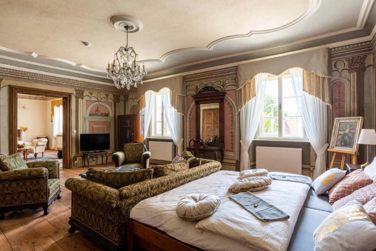 Ambrozuv Dvur Apartment Pouzdrany Екстериор снимка